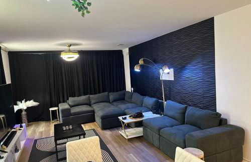 Cozy Stay with Pool Relax with Easy Access to Highway - Foto 54