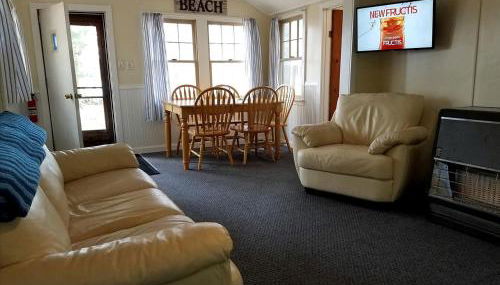 Charming Vacation Cabin with Waterfront Views on Pine Lake, Michigan - Foto 2