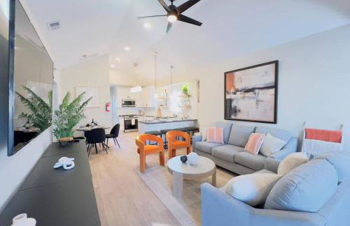 3BR Beach House | Fire Pit & Bar | Steps to Beach - Foto 15