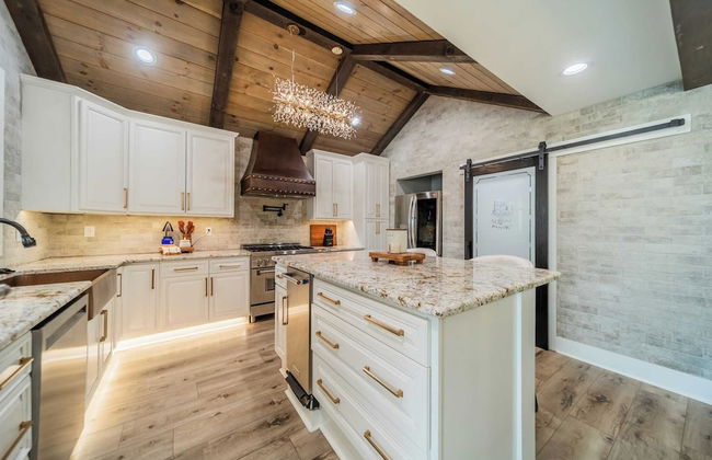 Take it to the Bank! by Avantstay New Pool + Hot Tub Sleeps 16 - Foto 2