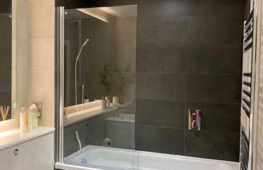 Luxury apartment close to Theatre, Barbican & Hoe 2 kings or 4 single beds secure covered parking - Foto 30