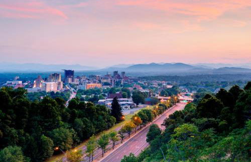 Charming Pet-Friendly Cottage Walkable to Town! - Foto 38