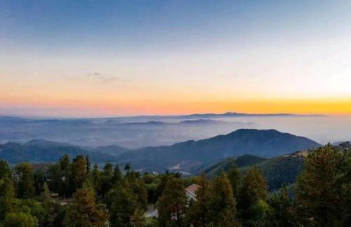 Updated Mountain Cabin Retreat with 180 views off Deck and Balcony - Foto 10