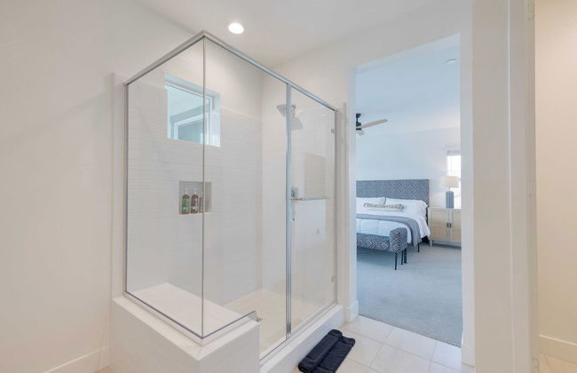 Lakefront w/ Private Pool, Great for Festival Season Lago Luxe by Avantstay - Foto 21