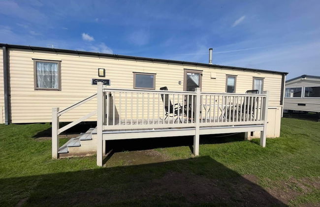 Budget 3 Bedroom Caravan With Decking at Heacham - Photo 1