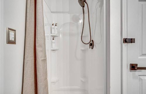 NEW! Shenandoah family & dog friendly cabin - 5 min walk river with private river access, BBQ, playground, fire pit - Foto 70