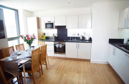 Spacious 2BR 2BA Apartment with Balcony & Free Parking - Near ExCeL & City Airport - Foto 4