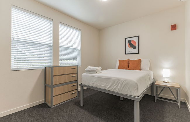 Modern Apartment With Upgraded Amenities Near CSU - Foto 9