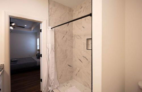 4 Min to Downtown - En-Suite Bath - Washer and Dryer - Foto 26