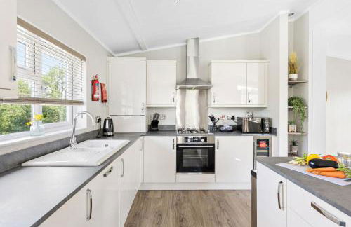 Rose Lodge, 21 Roadford Lake Lodges - Hot Tub, Free Parking and WiFi, Short Walk to Lake - Foto 12