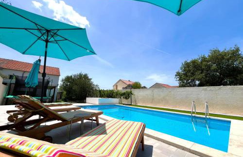 Stone & Sun Retreat with Private Pool - Foto 36