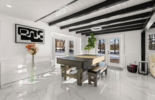 NEW Modern Barrel Getaway HOT TUB & Game Room - Foto 35