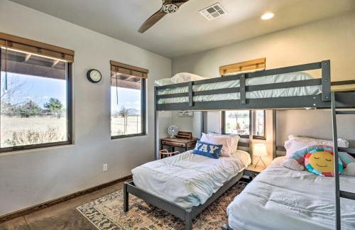 Pastoral Elgin Escape with Covered Patio and Grill! - Foto 19