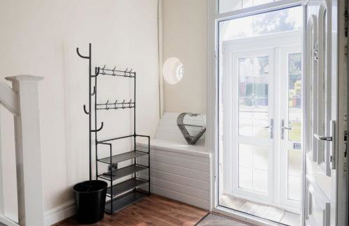 Spacious 6 bedroom House in Dudley with optional Nursery-Drive and Garage-Families and Contractors Welcome - Foto 12