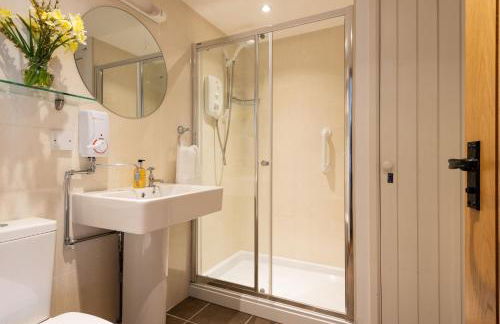 Corn Barn at East Trenean Farm -Luxury Cornish Barn Conversion sleeping 8 with hot tub, private garden, rural views and EV facilities - Foto 27