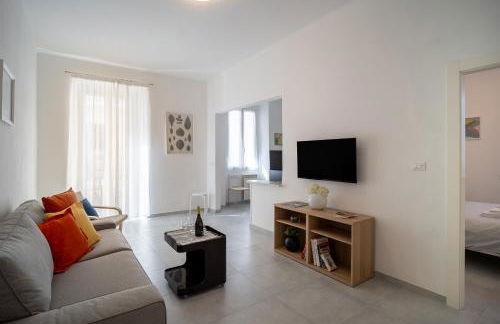 A step from the Beach - Roomy Apt with Sea Glimpse - Foto 7