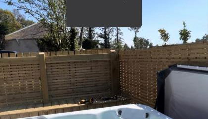 CORN FLOUR LODGE at PITKERRO MILL with HOT TUB 3 double bedrooms with TVs, 1 en-suite, 2 further bathrooms, fully equipped kitchen, large family dining area, FREE parking, WiFi, private garden, short, mid,longterm stays available with HONEYCOMB HOSTS - Foto 2