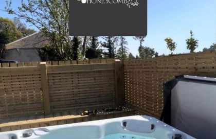 CORN FLOUR LODGE at PITKERRO MILL with HOT TUB 3 double bedrooms with TVs, 1 en-suite, 2 further bathrooms, fully equipped kitchen, large family dining area, FREE parking, WiFi, private garden, short, mid,longterm stays available with HONEYCOMB HOSTS - Photo 2