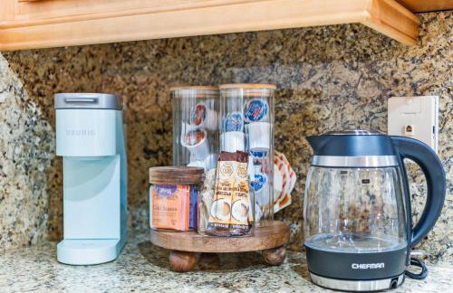 Centrally Located 4BD Oasis with Pool & Movie Patio - Foto 25