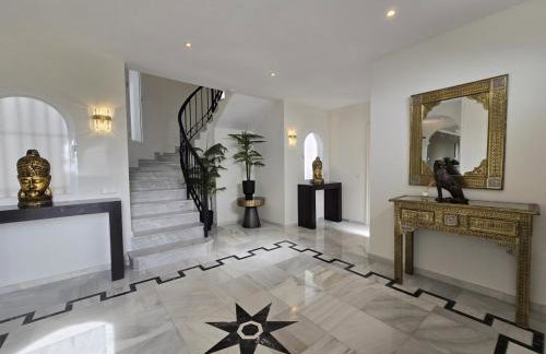 Large Family Villa 500m From Beach with Stunning Views - Photo 17
