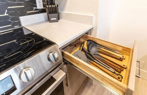 Boutique 1BR Condo - Walk to Memorial Stadium - Historic Hayward Place - Foto 10