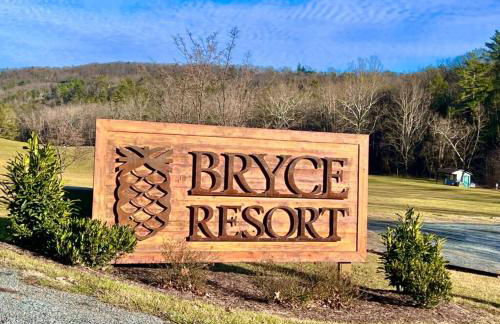 Bryce Cabin - Hot Tub, Fire Pit, Pets, Screened Porch, Wi-Fi - Foto 6