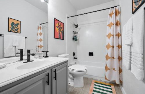 NEW! Stylish Home Arcade & Fireplace Sleeps 10 - Foto 16