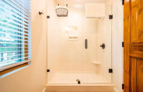 The Nuthatch Cabin 15 MIN to Magnolia Baylor - Photo 36