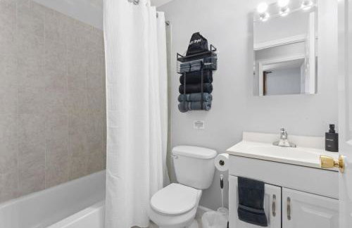 Modern 3BR Near NYC with Pool Table Sleeps 11 - Foto 23