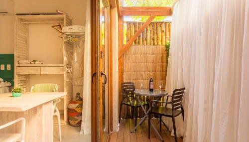 Casa d'Aroeira Residencial Boutique - Centro de Juqueí - Perto de Tudo - 2 quadras do Mar - Serviço de Praia - Roupa de Cama 600 fios algodão Egípcio - Tudo Novo - Estacionamento Interno - Cozinha - Consulte unidades com Ofurô Hidro e Cromoterapia - Foto 5