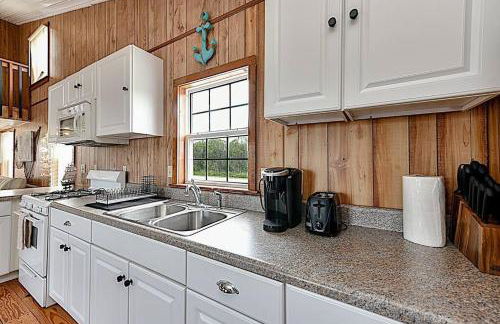 Shipwrecked Shack Waterfront House Boat on Land - Foto 30