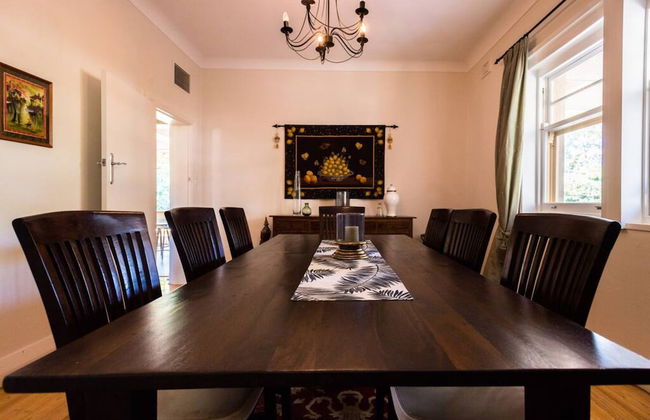 Beautiful 2 Story Manor Close to Beach and all - Foto 27