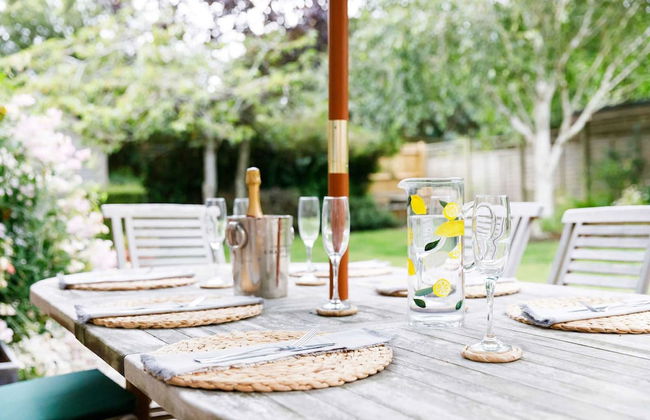 Charming Beach Getaway - Spacious 4BR Sunny Garden - Foto 14