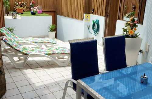 2BR Bungalow with Sunny Private Terrace - Secure Gear Storage - Foto 2