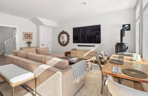 New & Modern Townhouse Close to Skiing, Brand New Hot Tub - Photo 7