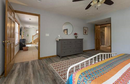 Upscale Lakefront Home w Dock & Kayaks - Photo 34