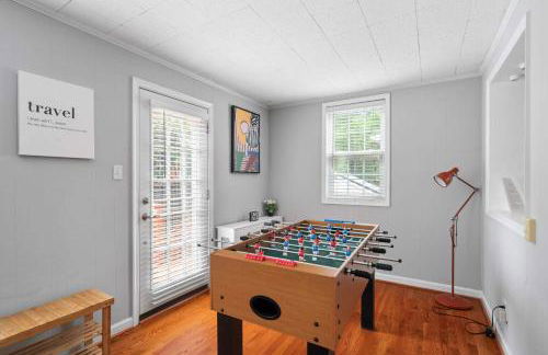 Charming Townhouse Retreat by CozySuites - Foto 28