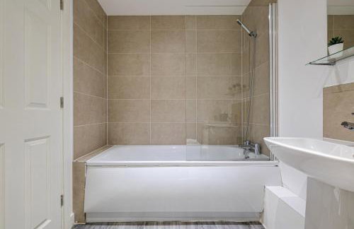 Stunning 2 bed apt with free parking close to CC - Foto 18