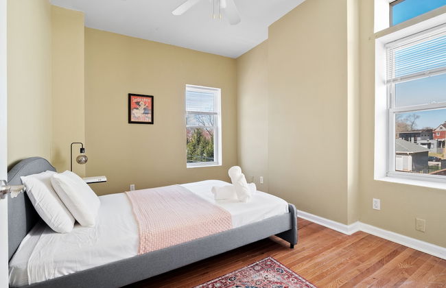 Massive Downtown Area Home... sleeps 14 - Photo 4