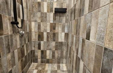 Exclusive top floor 2-bedroom flat - Photo 32