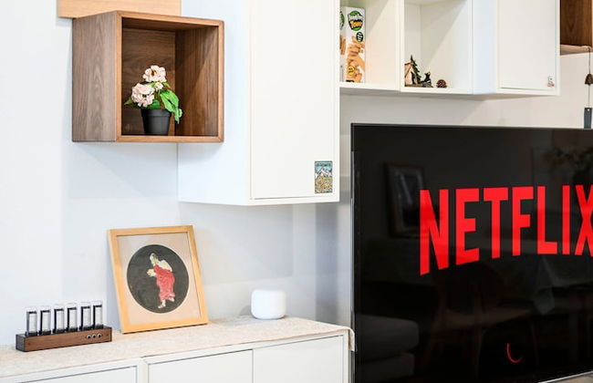 Chic Modern Retreat With Stunning Views - Photo 53