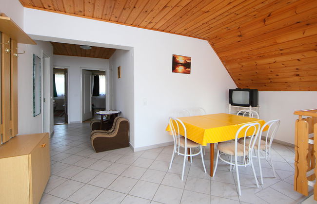 6 bedroom House in Balatonszárszó with garden and terrace - Photo 11