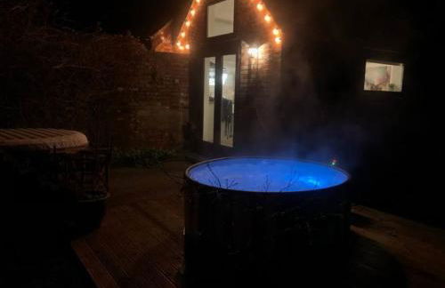 Beautiful Barn Conversion, 3 Bed, hot tub, sauna, gym, enclosed garden - Photo 33