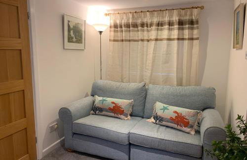 Self contained annex with bedroom bathroom sitting room and kitchenette - Photo 17