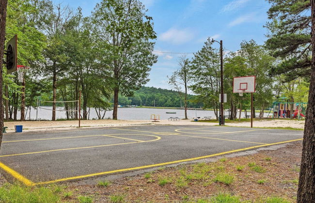 Ridge Retreat by Avantstay Game Room, Covered Porch, & Fire Pit! - Photo 49