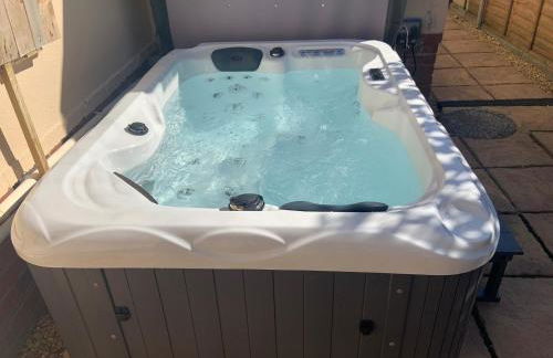 Seaside Studio Retreat w Hot Tub April - October - Photo 11