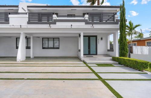 April Sale! 4BR - Private Yard, Grill, Soaking Tub, Near Coral Gables & MIA Airport - Foto 40