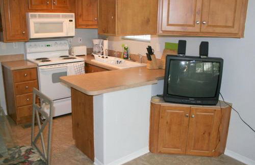 Comfortable Cottage Rental on the Shores of Lake Dunlap in Texas - Photo 3