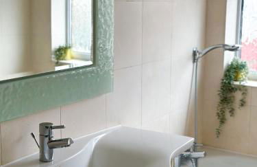 Modern four bedroom semi-detached house with off street parking 8 min drive to Wembley stadium, 5 miles to Central London - Foto 11