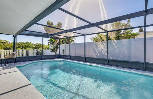 Canal Front Oasis w Heated Pool Close to the Beach - Foto 14